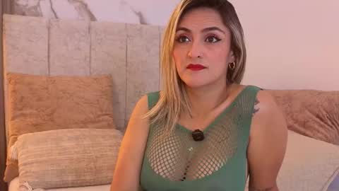 Snapshot of ashley_ruiz_ chatting on February 16, 8:27 pm Camila online show from February 16, 8:27 pm