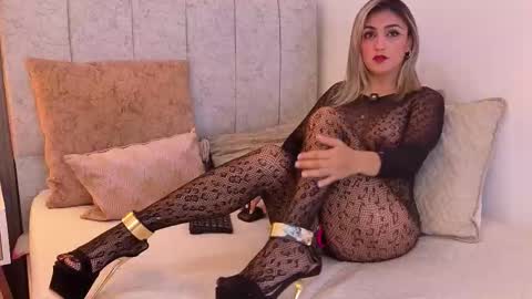 Snapshot of ashley_ruiz_ chatting on February 23, 8:17 pm Camila online show from February 23, 8:17 pm