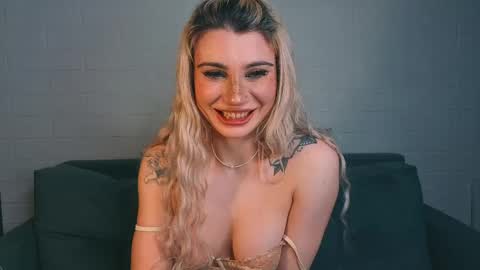 Snapshot of ashley_urban chatting on April 25, 11:57 pm Ashley online show from April 25, 11:57 pm
