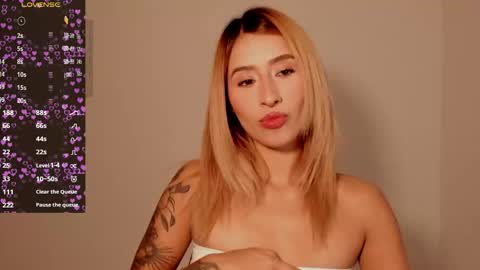 Snapshot of ashleyroys_111 chatting on October 28, 11:58 am dahiana online show from October 28, 11:58 am