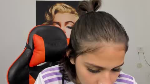 Snapshot of ashleytravis_ chatting on December 10, 3:30 am online show from December 10, 3:30 am