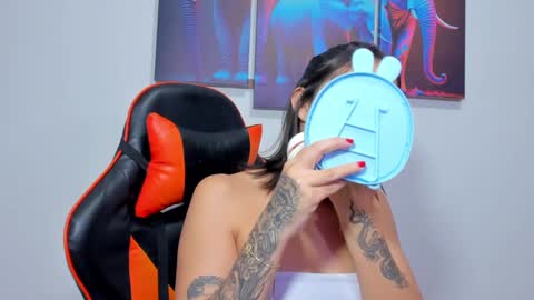 Snapshot of ashleytravis_ chatting on January 14, 3:01 am online show from January 14, 3:01 am