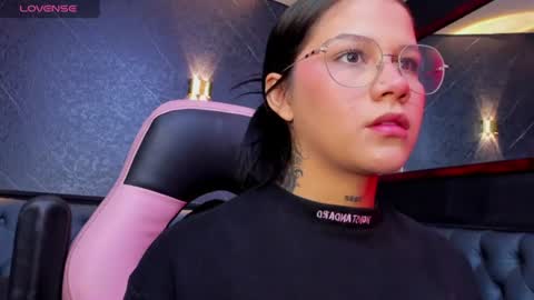 Snapshot of ashleytravis_ chatting on June 21, 1:35 pm online show from June 21, 1:35 pm