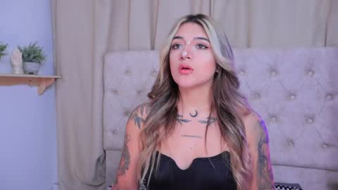 Ashley Lauren online show from December 16, 4:02 am