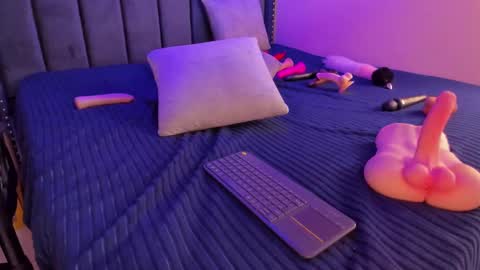 ashlye_miller_ online show from December 7, 6:54 am