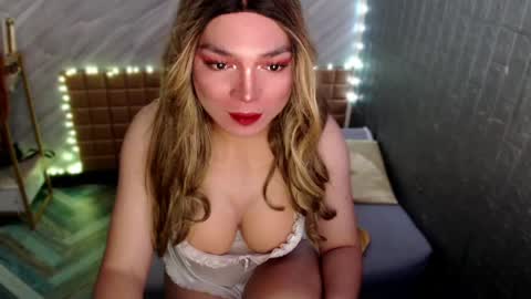 Snapshot of asiandollxxx4u chatting on April 5, 5:21 pm BELLA NOTCH online show from April 5, 5:21 pm