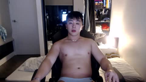 Snapshot of asiantwink_ chatting on June 17, 12:29 pm asiantwink online show from June 17, 12:29 pm