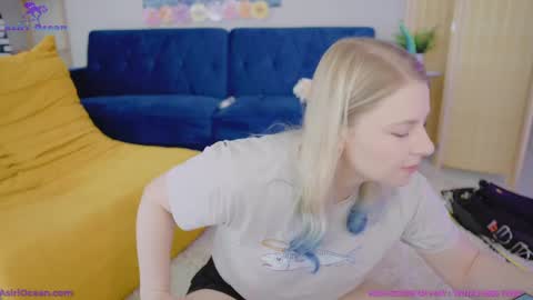 Snapshot of asiri_ocean chatting on May 19, 2:56 pm Asiri pronounced Ah-siri Please no nicknames 3 online show from May 19, 2:56 pm