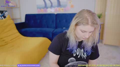 Snapshot of asiri_ocean chatting on June 11, 1:20 pm Asiri pronounced Ah-siri Please no nicknames 3 online show from June 11, 1:20 pm