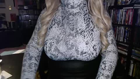 Snapshot of aspen_vale chatting on September 27, 2:27 am Aspen Vale online show from September 27, 2:27 am