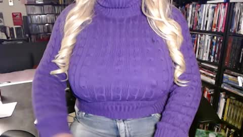 Snapshot of aspen_vale chatting on October 4, 2:20 am Aspen Vale online show from October 4, 2:20 am