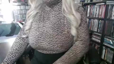 Snapshot of aspen_vale chatting on October 6, 9:34 pm Aspen Vale online show from October 6, 9:34 pm