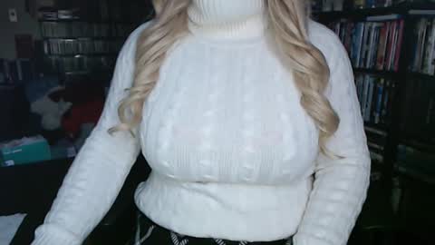 Snapshot of aspen_vale chatting on October 20, 9:04 pm Aspen Vale online show from October 20, 9:04 pm