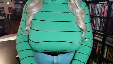 Snapshot of aspen_vale chatting on October 29, 11:17 pm Aspen Vale online show from October 29, 11:17 pm