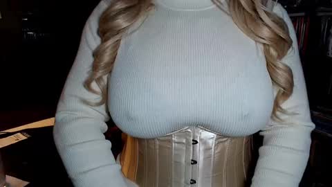 Snapshot of aspen_vale chatting on November 23, 5:18 am Aspen Vale online show from November 23, 5:18 am