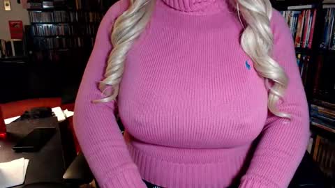 Snapshot of aspen_vale chatting on December 15, 10:14 pm Aspen Vale online show from December 15, 10:14 pm