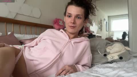 Snapshot of astorialove chatting on April 4, 6:05 pm AstoriaLove online show from April 4, 6:05 pm