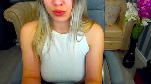 Snapshot of astraluxe_ chatting on December 12, 3:05 pm Asta online show from December 12, 3:05 pm