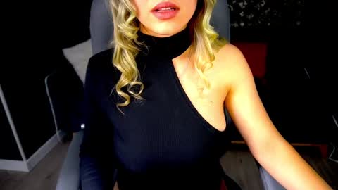 Snapshot of astraluxe_ chatting on December 15, 2:37 pm Asta online show from December 15, 2:37 pm