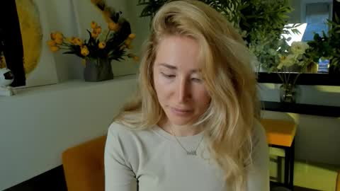 astramonroe online show from October 8, 7:50 am