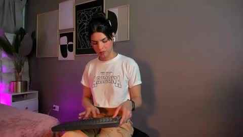 Snapshot of astrid_velle chatting on May 1, 1:10 am astrid_velle online show from May 1, 1:10 am