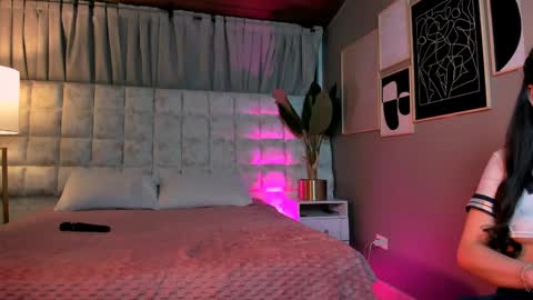 Snapshot of astrid_velle chatting on May 9, 1:33 am astrid_velle online show from May 9, 1:33 am