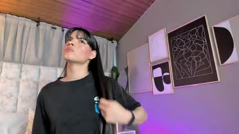 Snapshot of astrid_velle chatting on June 4, 12:38 am astrid_velle online show from June 4, 12:38 am
