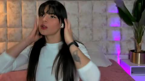 Snapshot of astrid_velle chatting on June 9, 12:33 am astrid_velle online show from June 9, 12:33 am