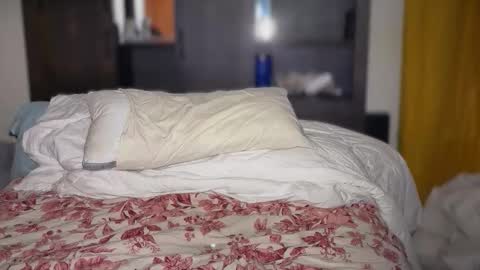 Snapshot of astro_n_tatiana chatting on December 15, 4:39 am astro_n_tatiana online show from December 15, 4:39 am