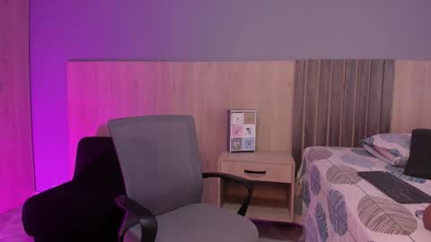 Snapshot of atenea_clerk chatting on December 19, 12:23 pm Atenea online show from December 19, 12:23 pm