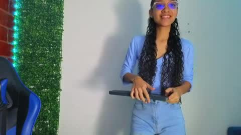 Snapshot of athenea_03 chatting on March 29, 8:14 am Athenea online show from March 29, 8:14 am