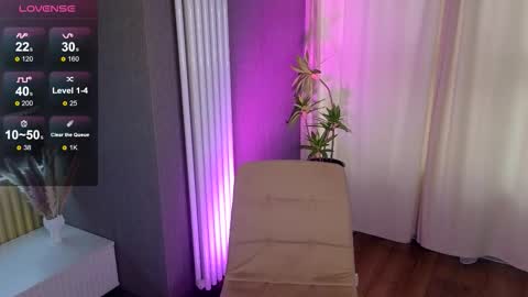 Snapshot of au_eve chatting on October 22, 12:05 pm Eve or Dora the Sexplorer D online show from October 22, 12:05 pm