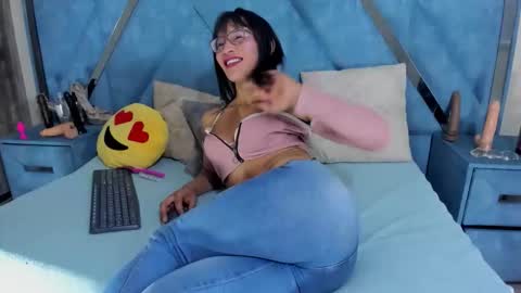 Monii Yi online show from March 3, 4:40 am