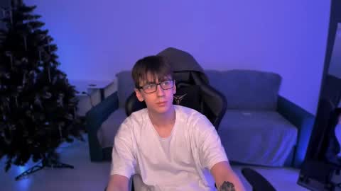 auracrye online show from December 25, 9:11 pm