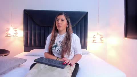 Aura Evans online show from September 9, 8:08 pm