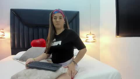 Aura Evans online show from September 22, 11:45 am