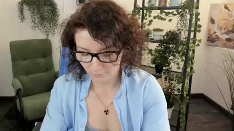 Snapshot of aureliagleam chatting on May 18, 1:35 am Aurelia online show from May 18, 1:35 am