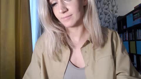 Snapshot of aurelyie chatting on December 11, 11:19 am Aurelyie online show from December 11, 11:19 am