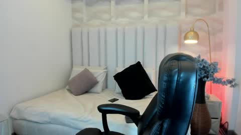 Snapshot of aurora_bellamont chatting on June 9, 1:23 pm Aurora online show from June 9, 1:23 pm