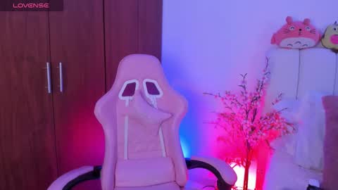 Snapshot of aurora_roussee chatting on February 26, 7:35 pm Aurora online show from February 26, 7:35 pm