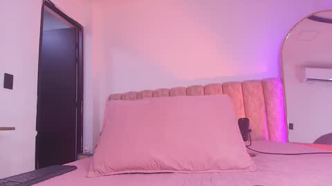 auroraa_miller online show from February 5, 11:59 am