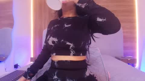 auroraa_miller online show from April 17, 3:09 am