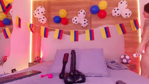 auroraa_miller online show from June 19, 3:11 am