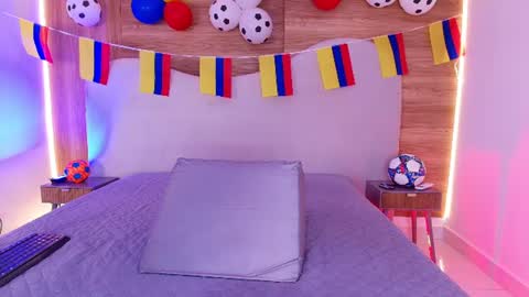 auroraa_miller online show from June 25, 3:06 am