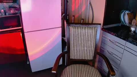 Snapshot of aurorablusssh_ chatting on April 22, 12:02 am Aurora Follow me online show from April 22, 12:02 am