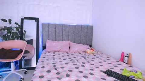 Snapshot of auroramcry chatting on October 31, 6:14 am INSTAGRAM AURORA MCRY online show from October 31, 6:14 am