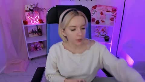 aurorawrenfield online show from November 12, 4:13 am