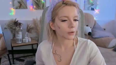 aurorawrenfield online show from February 26, 4:33 am