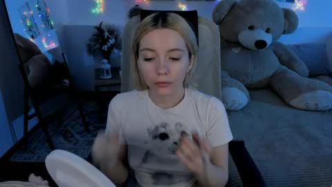 aurorawrenfield online show from March 31, 1:29 am