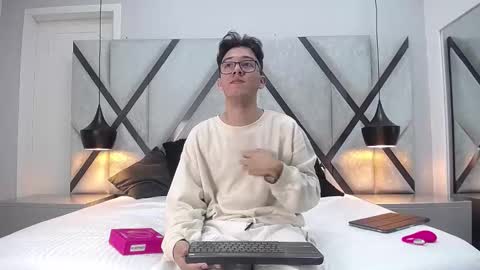 Snapshot of austinreeds chatting on September 23, 2:42 pm austinreeds online show from September 23, 2:42 pm